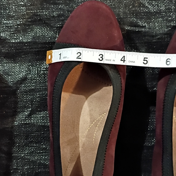 9.5 WIDE Clarks Daelyn Hill Suede Velvet Burgundy Red Maroon Slip On Loafers - Picture 9 of 13